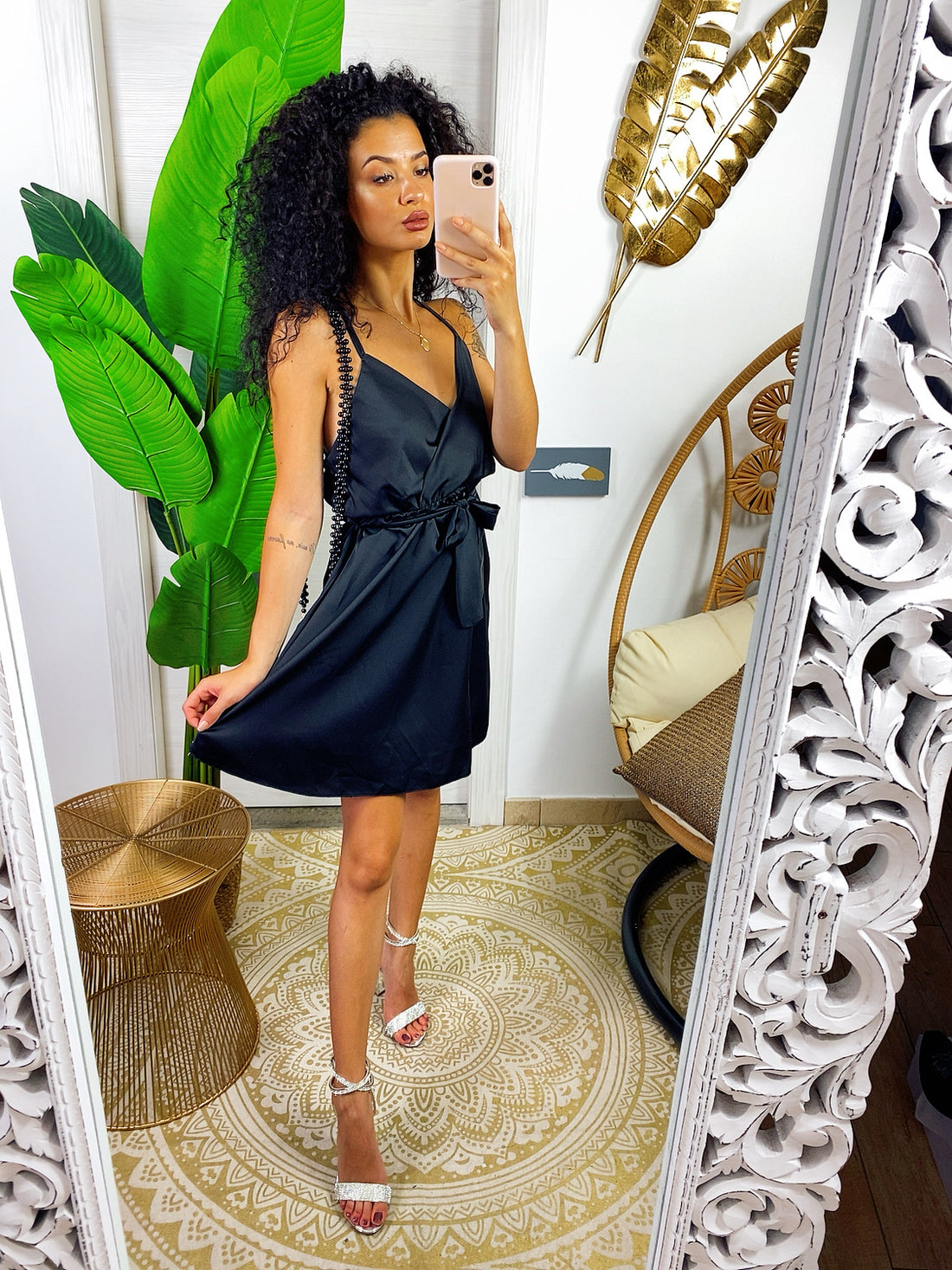 Abito in raso nero con cintura in vita - R.a. Boutique 