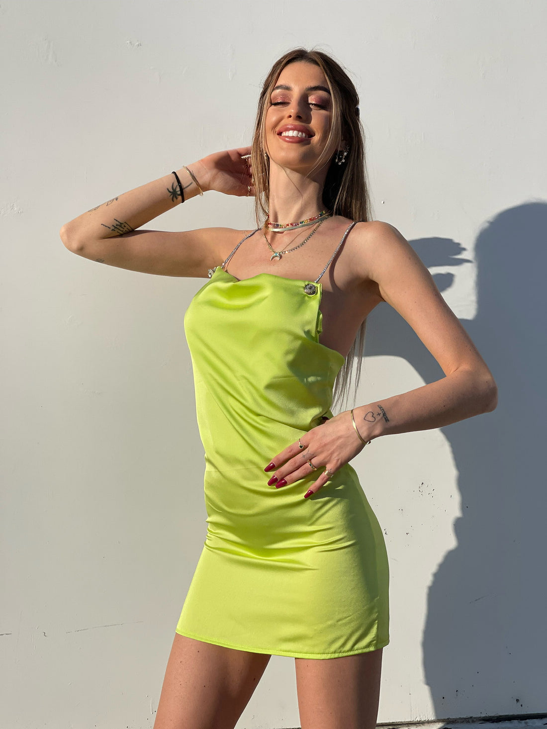 Abito in raso lime con dettaglio luce - R.a. Boutique 