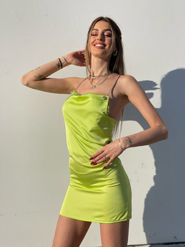 Limettenfarbenes Satinkleid mit leichten Details