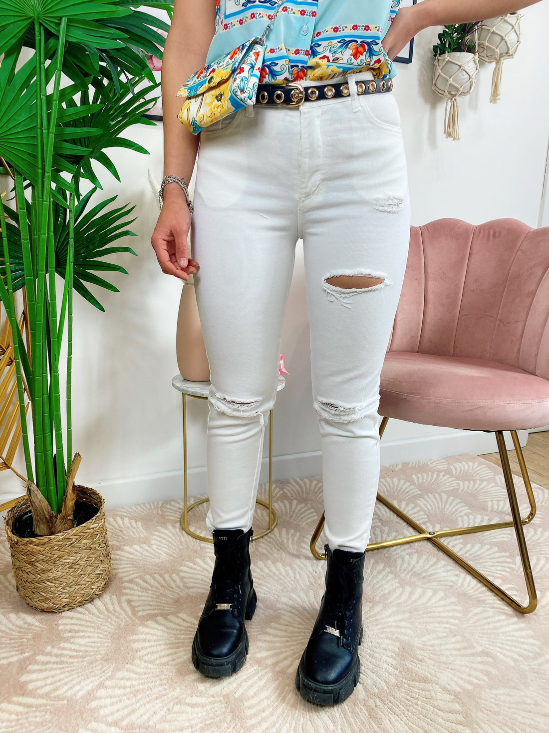 Jeans bianco con strappo sul lato B - R.a. Boutique 