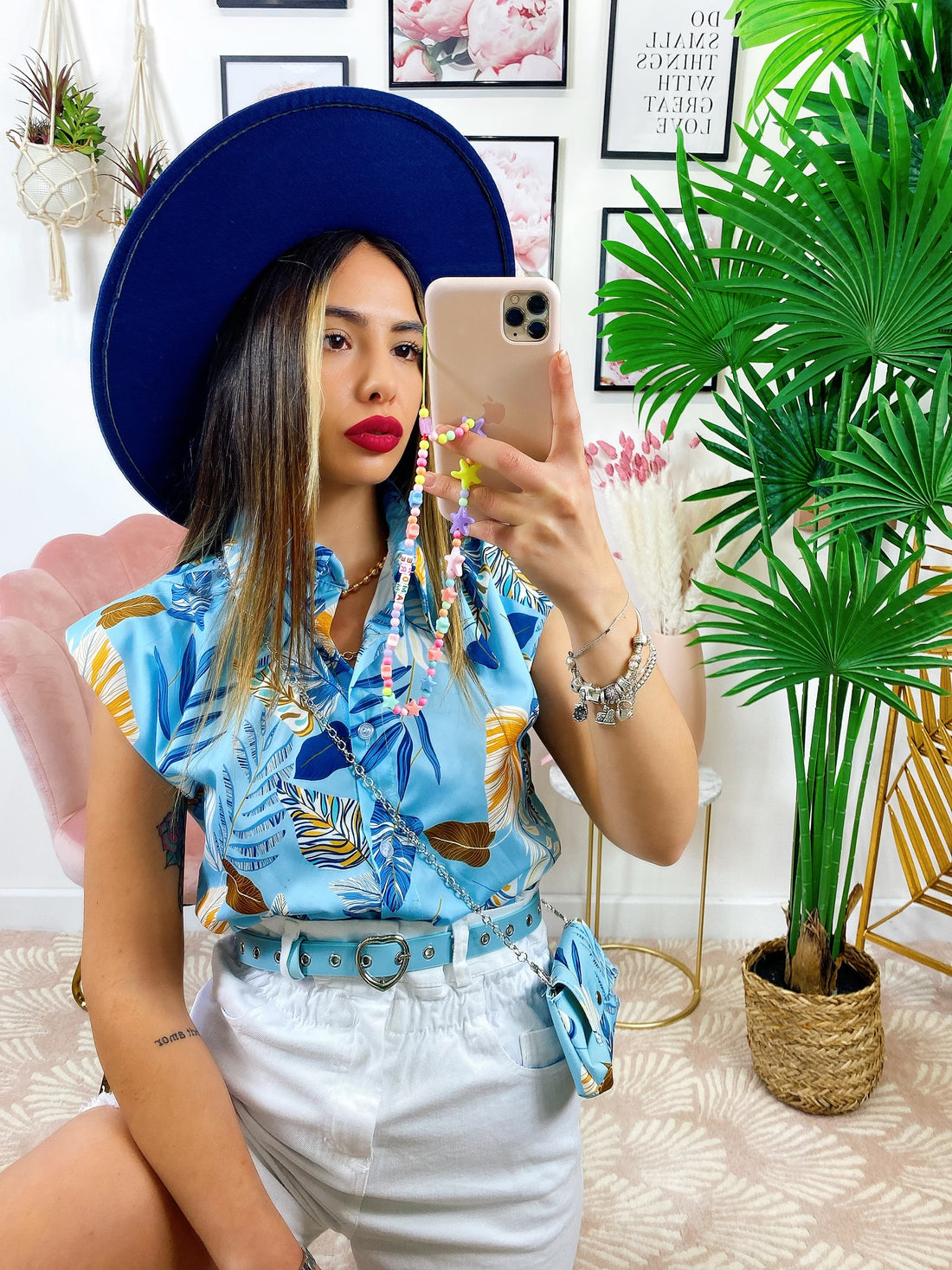 Camicia smanicata floreale con borsetta base Celeste - R.a. Boutique 