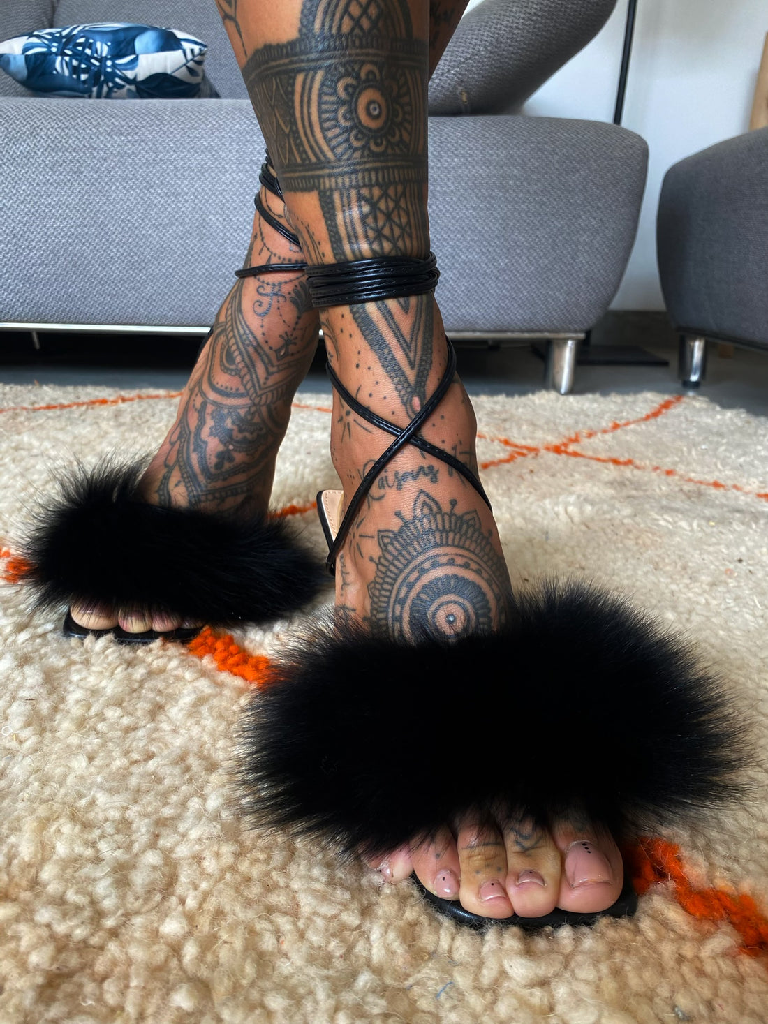 Sandali con lacci e eco-pelo nero - R.a. Boutique 