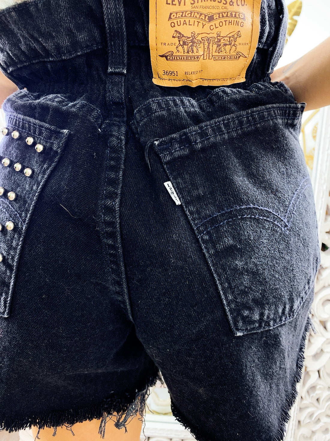 Short Vintage Levi’s nero con borchie argento - R.a. Boutique 