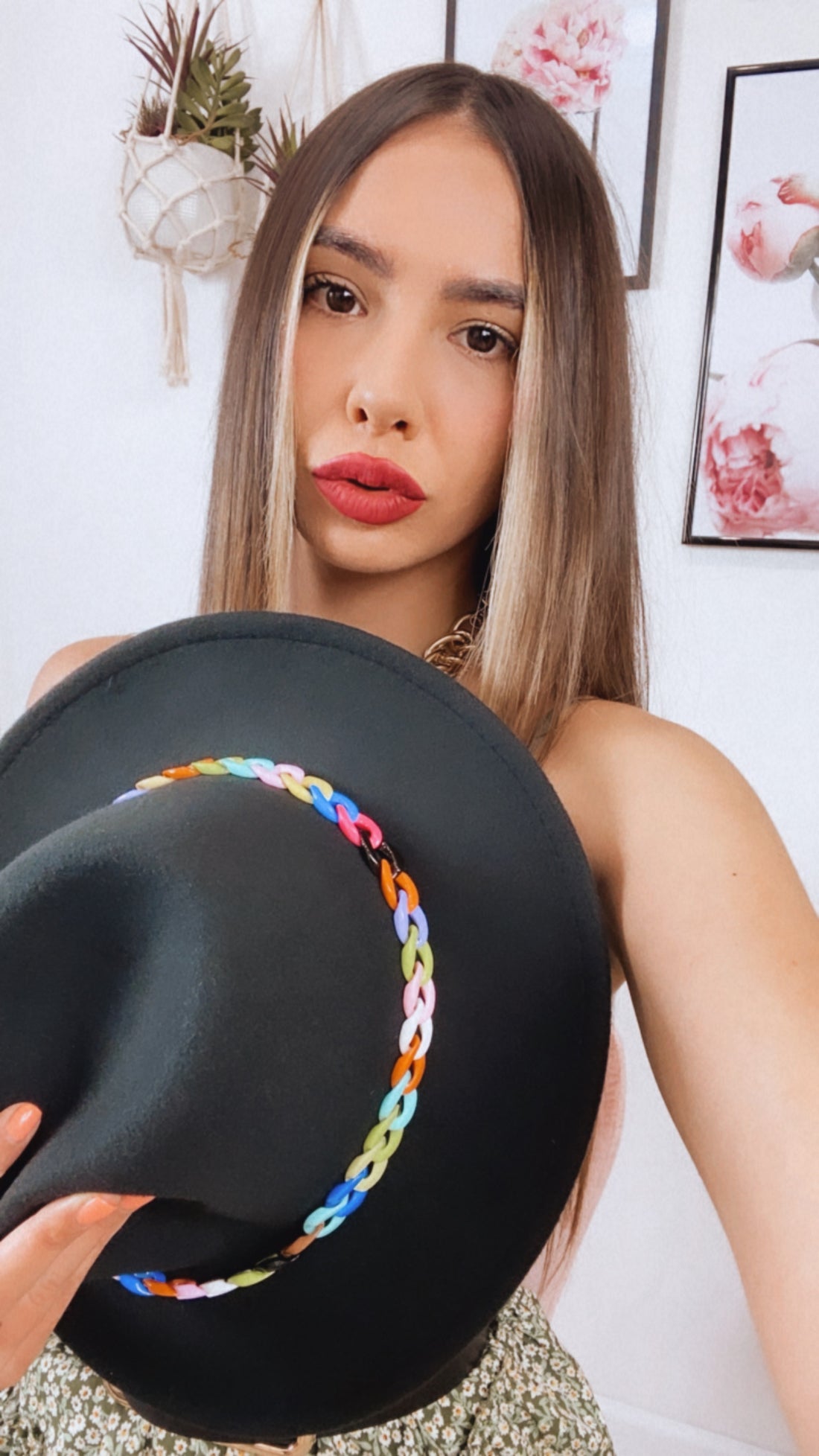 Cappello nero con catena multicol - R.a. Boutique 