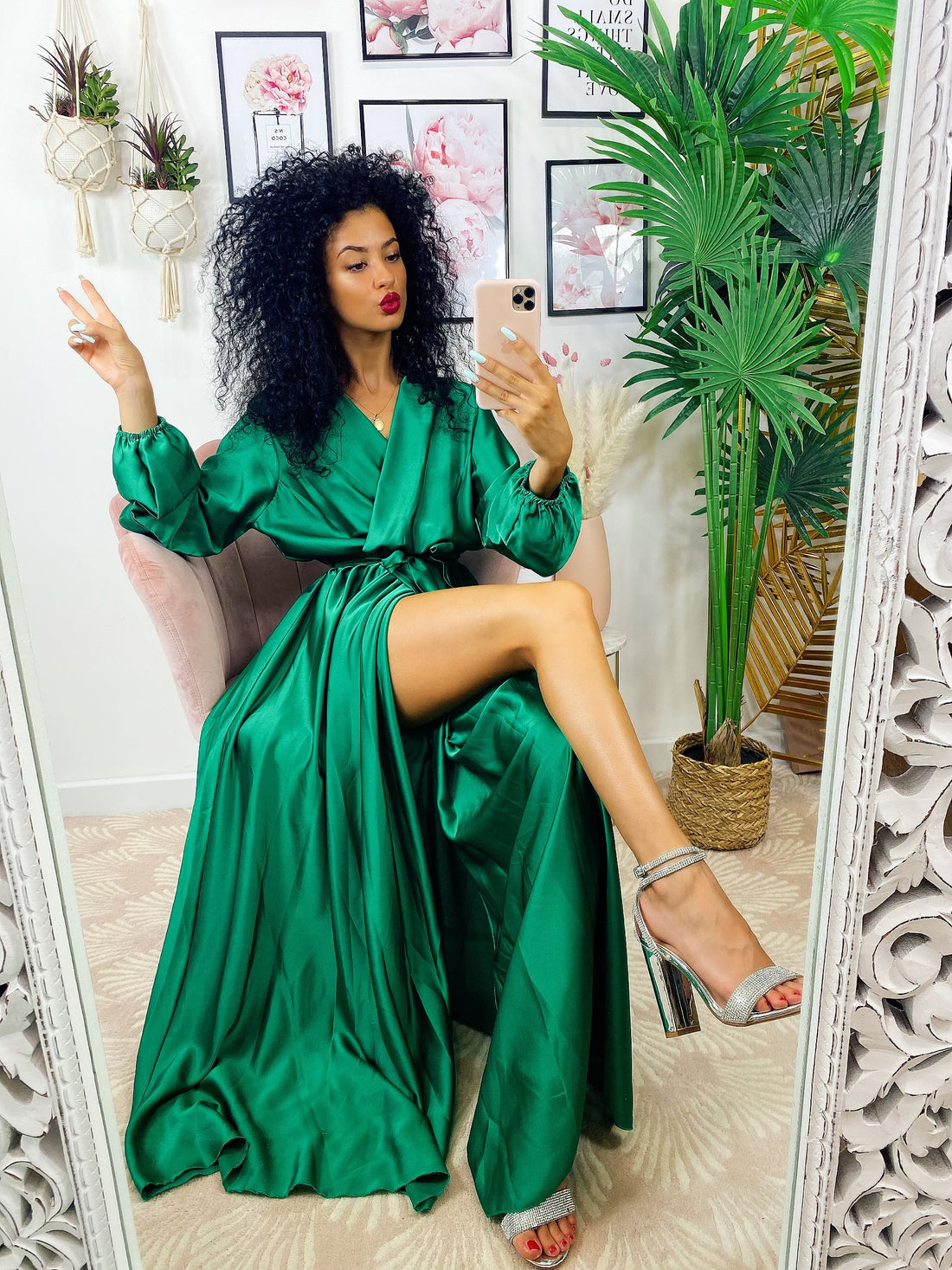 Abito in raso con maxi spacco manica lunga verde - R.a. Boutique 