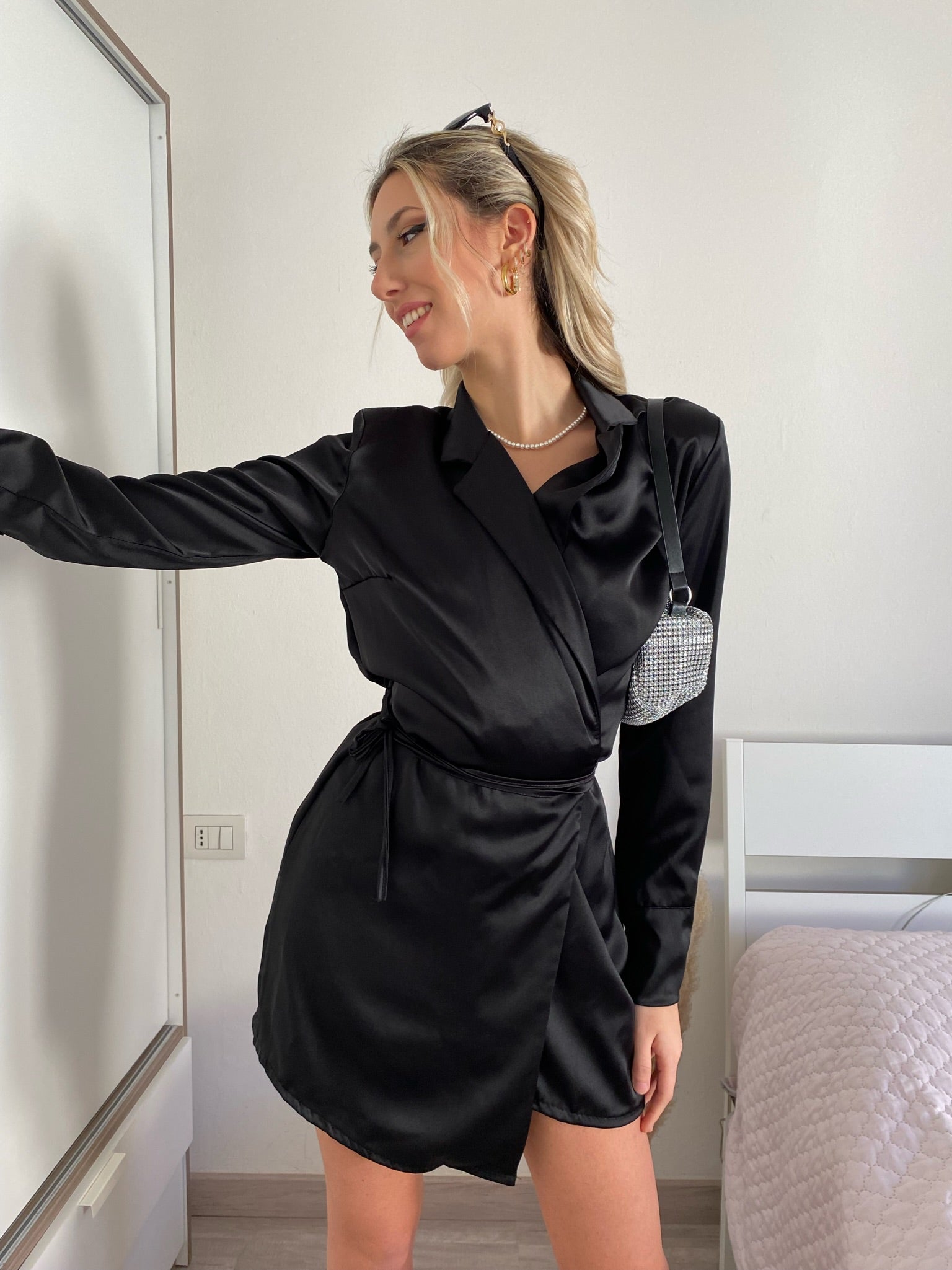 Abito in raso nero con cinturino - R.a. Boutique 