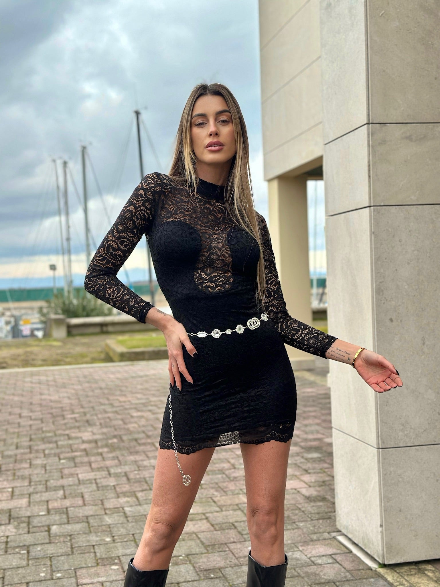 Abito in pizzo nero schiena aperta - R.a. Boutique 