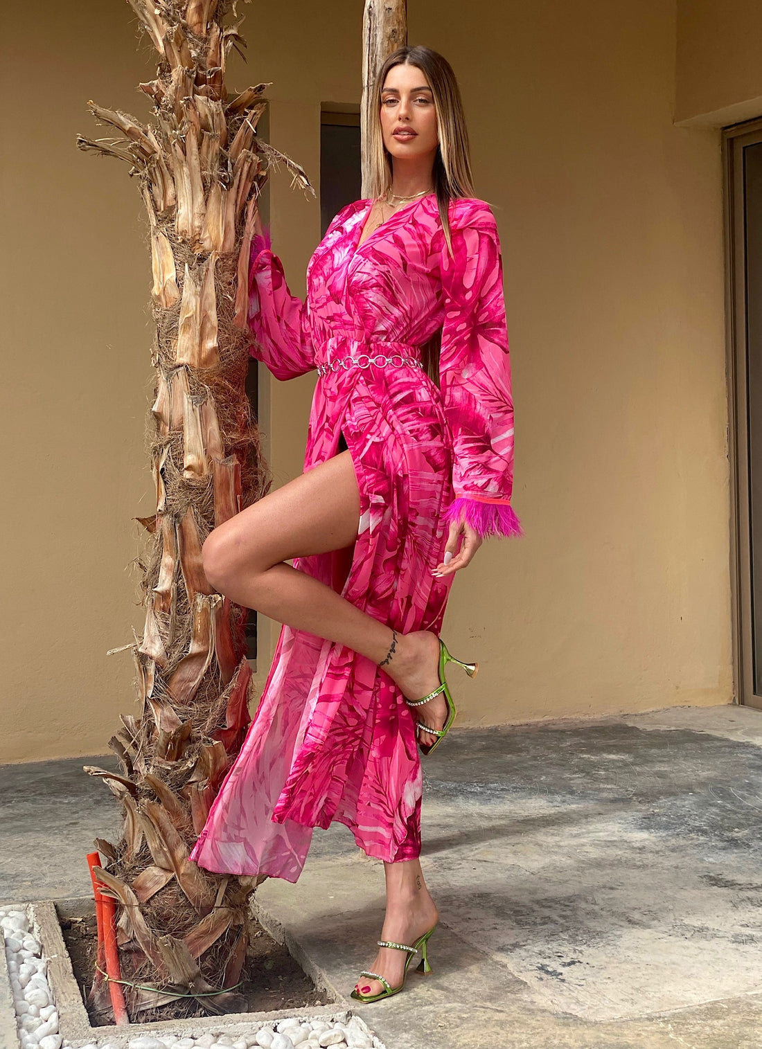 Abito con maxi spacco Fuxia con piume - R.a. Boutique 