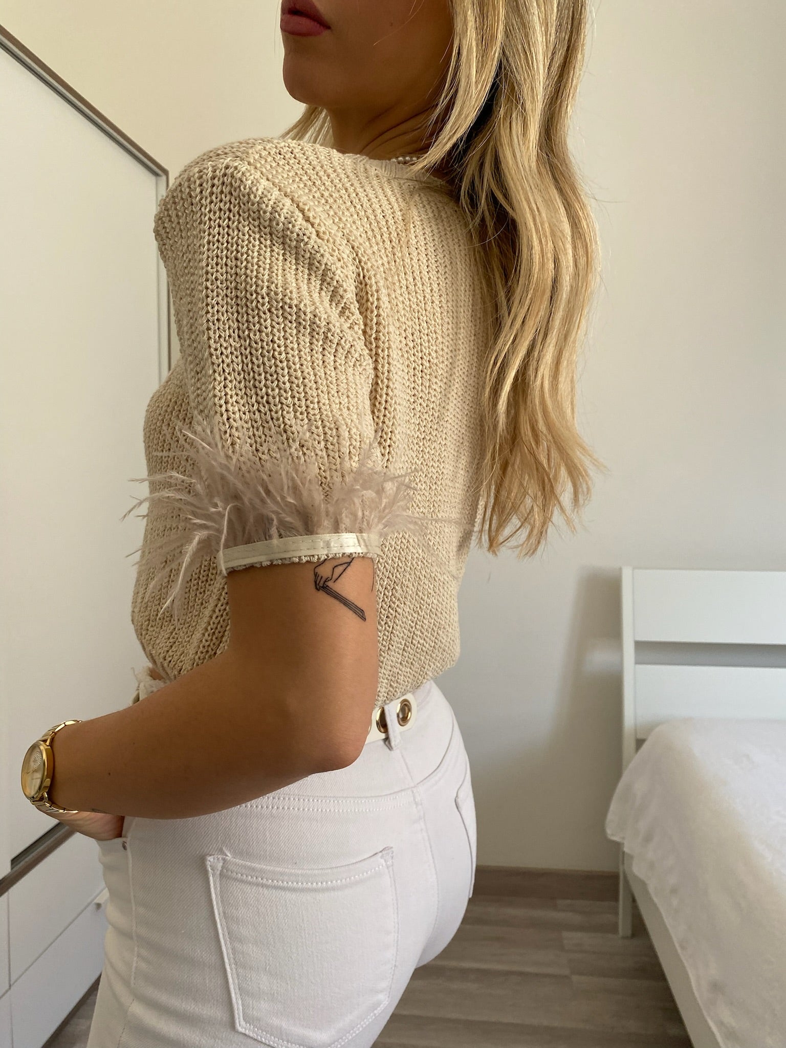 Maglioncino crop beige con piume - R.a. Boutique 
