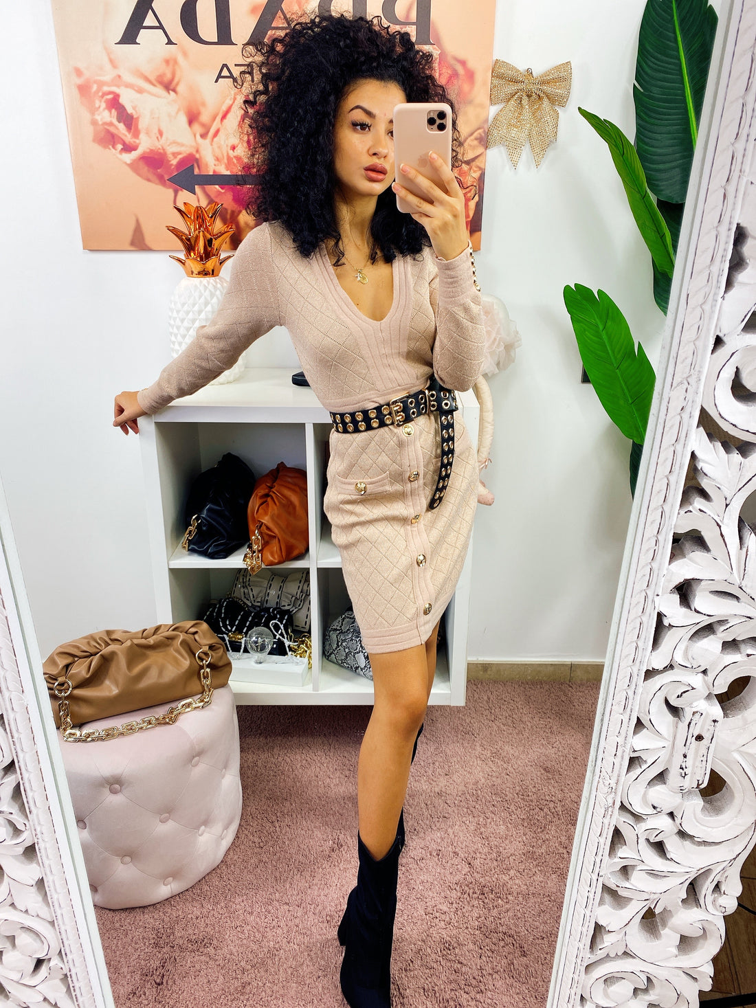 Abito in maglia cipria aderente con bottoni e dettagli in velluto - R.a. Boutique 