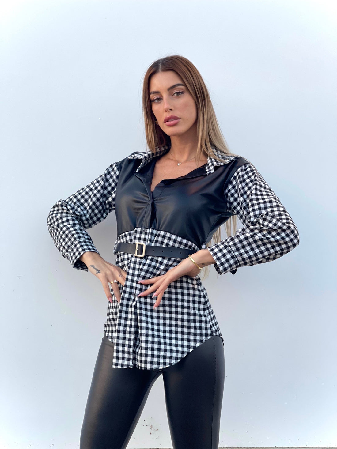 Camicione a quadri con cintura e dettagli in pelle - R.a. Boutique 