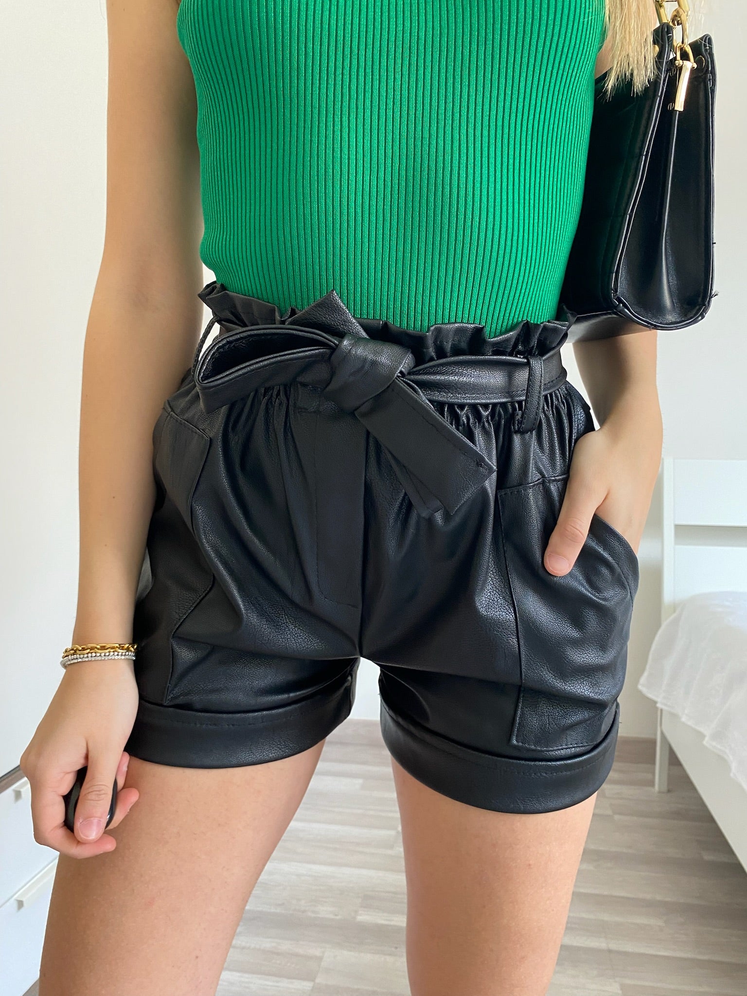 Short in ecopelle con fiocco - R.a. Boutique 