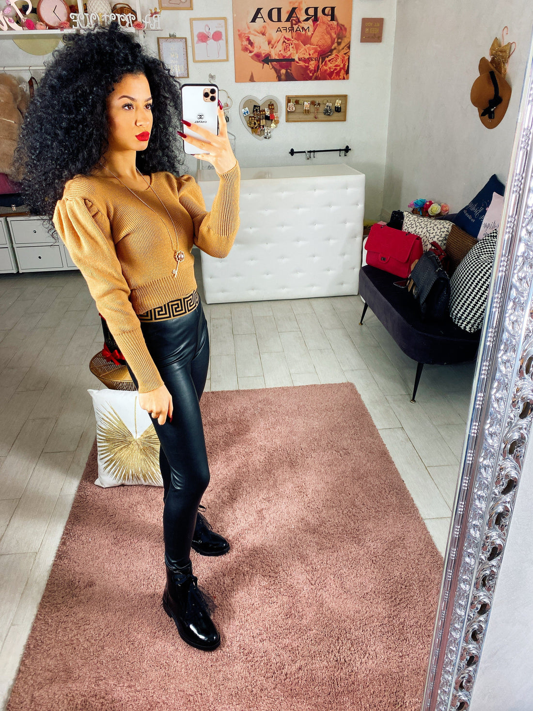 Maglioncino Camel con collana - R.a. Boutique 