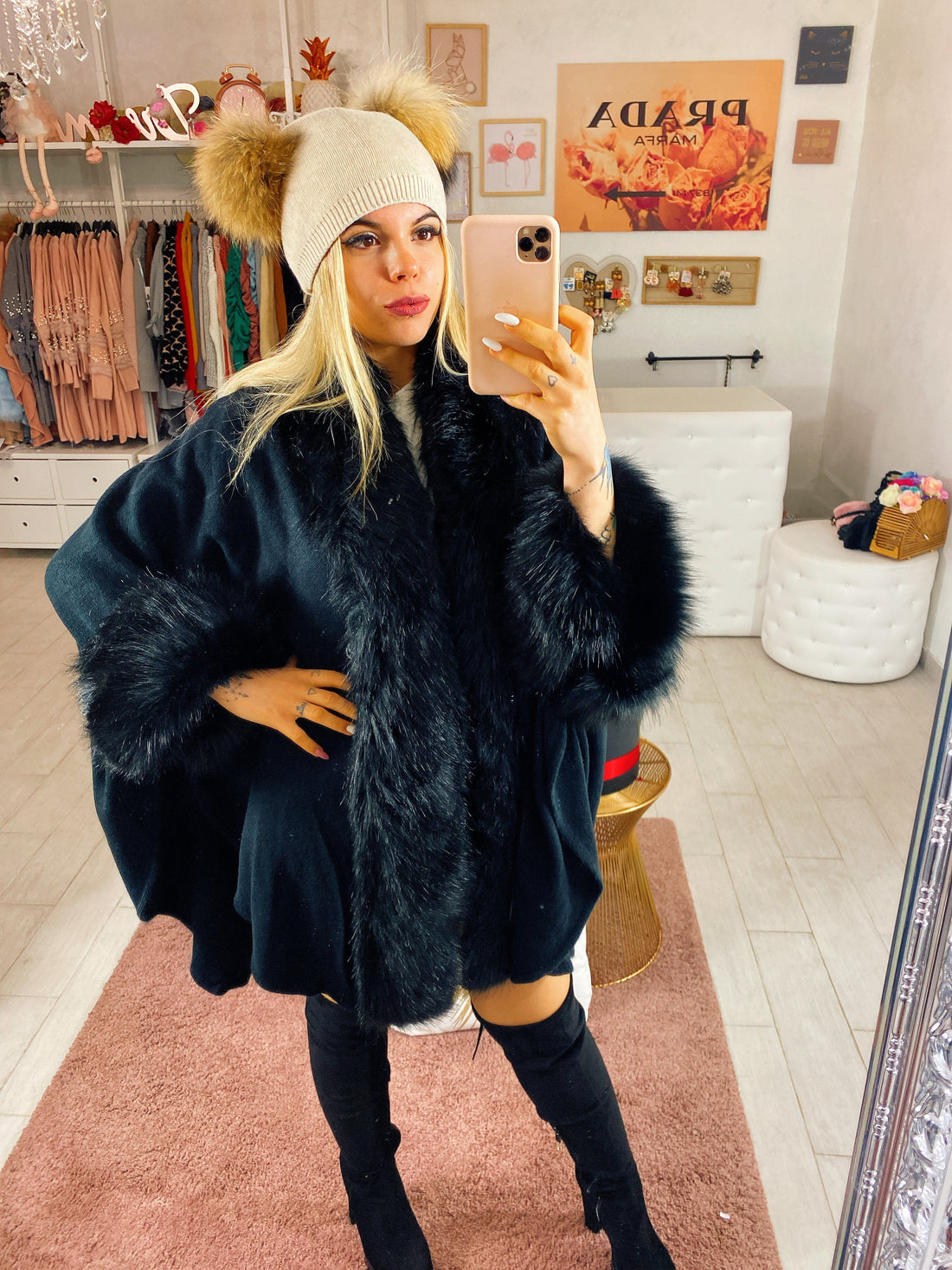 Mantella con pelliccia nera - R.a. Boutique 