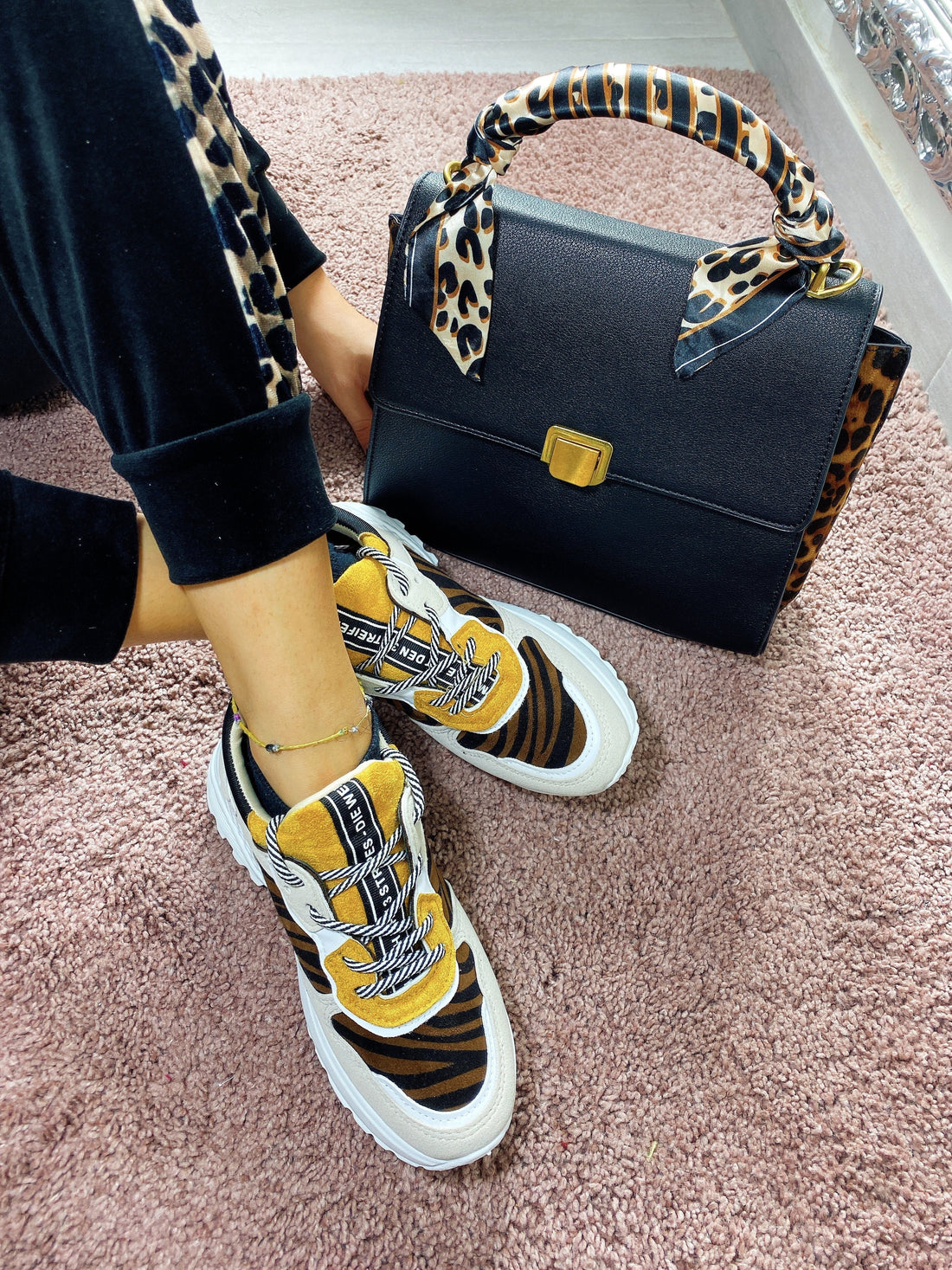 Sneakers con dettaglio marrone - R.a. Boutique 