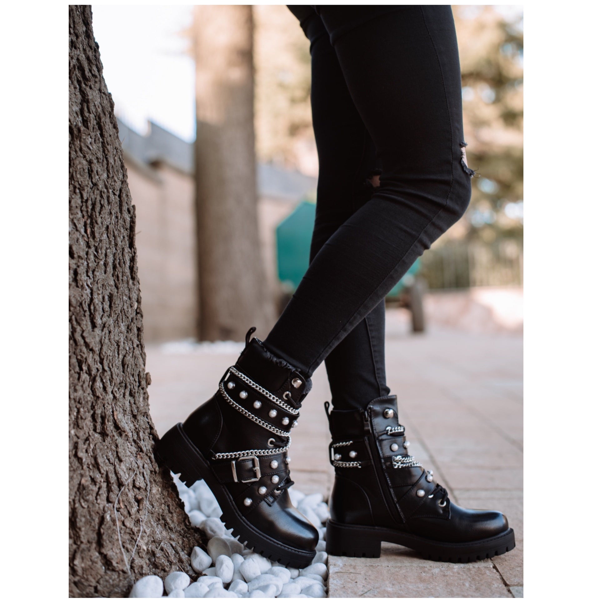 Ankle boot with pearls and chain